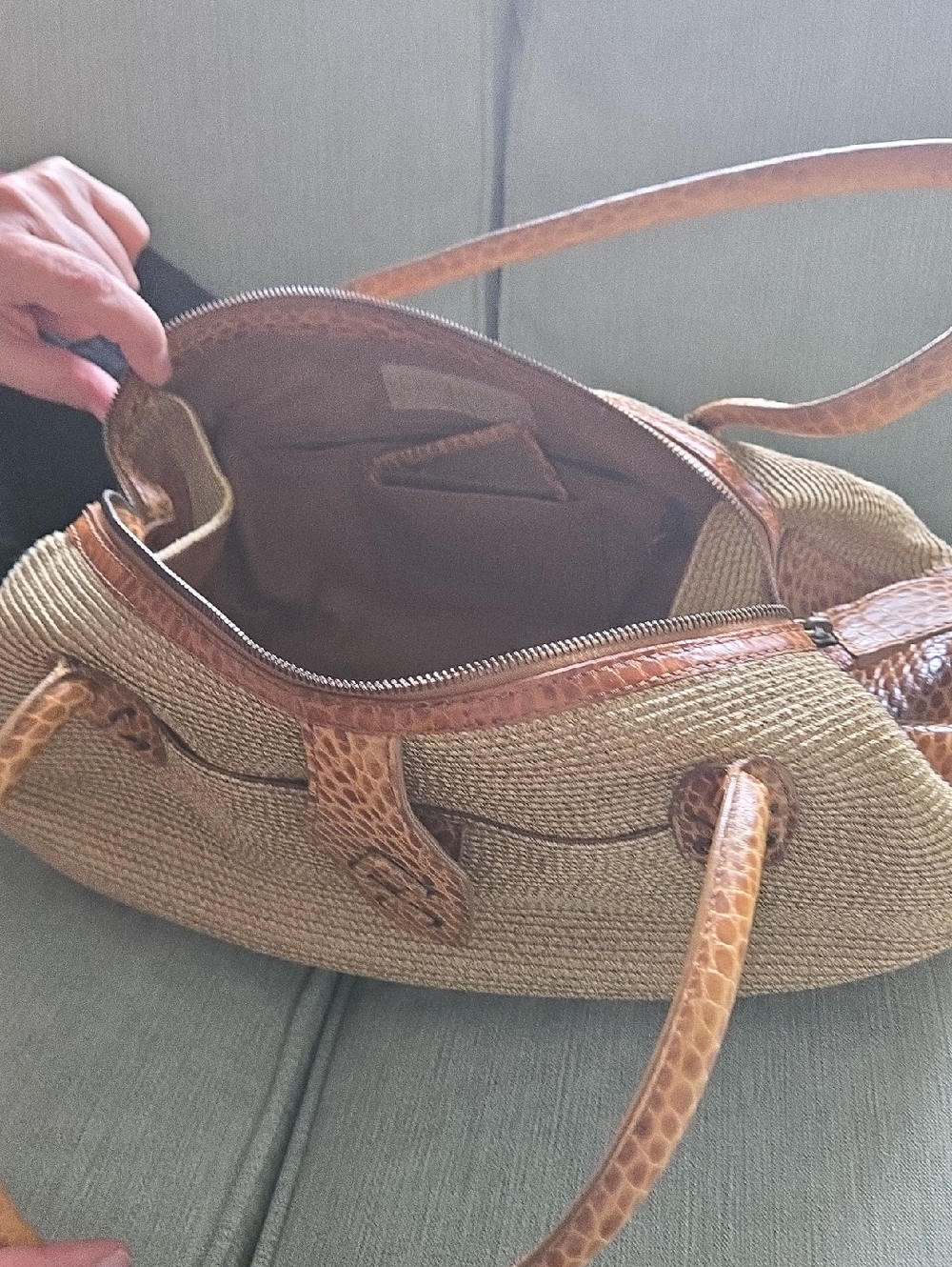 ERIC JAVITS Woven RAFFIA  Straw Shoulder Bag with Brown CTOCODILE Leather Trim - Picture 5 of 6